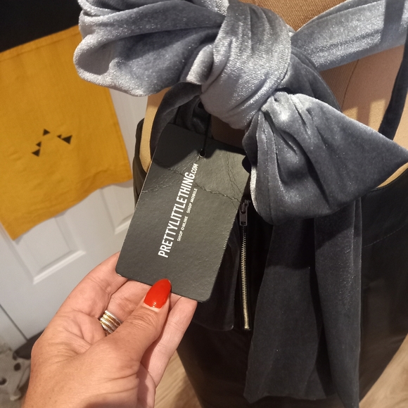 Pretty little thing grey velvet tie back halter bralet with ring detail - Picture 3 of 4